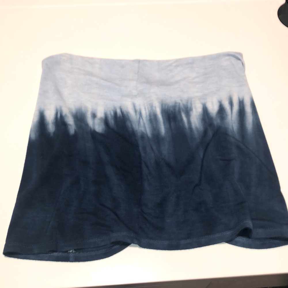 The reason why i’m reselling the tube top is because it no longer fits me.